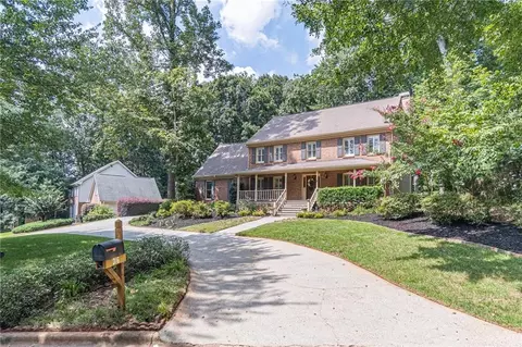 316 Coopers Pond Dr, Lawrenceville, GA 30044
