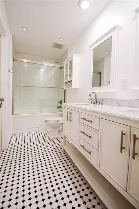 Bath - 125 Point View Ct, Tyrone, GA 30290 photo 1 of 5
