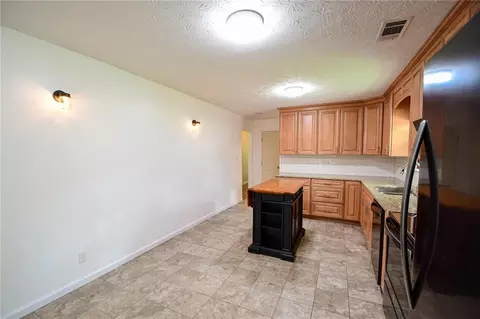 Kitchen - 125 Point View Ct, Tyrone, GA 30290 photo 2 of 4