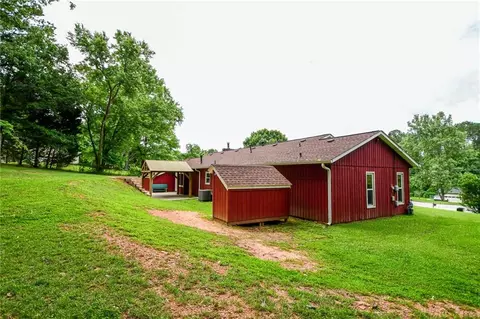 Exterior - 125 Point View Ct, Tyrone, GA 30290 photo 6 of 9