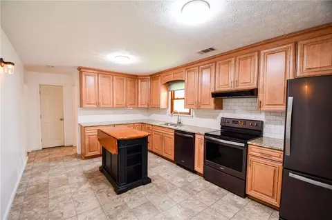 Kitchen - 125 Point View Ct, Tyrone, GA 30290 photo 3 of 4