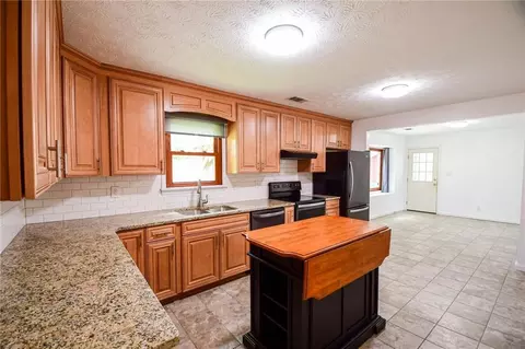 Kitchen - 125 Point View Ct, Tyrone, GA 30290 photo 4 of 4