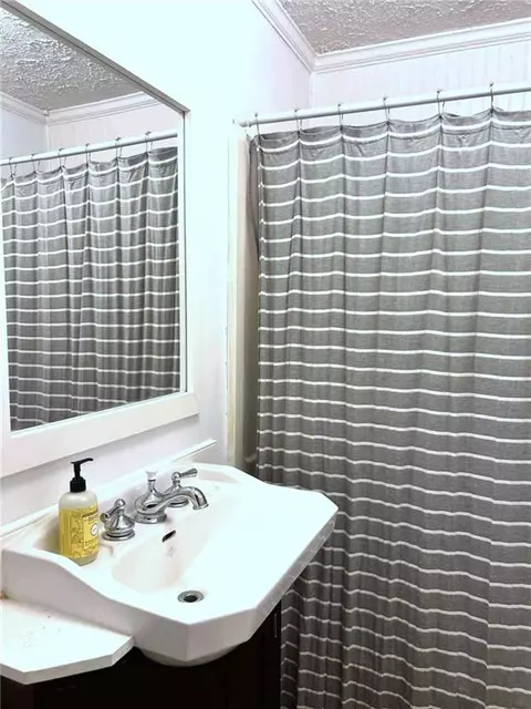 Bath - 109 Baugh St, Commerce, GA 30529 photo 3 of 3