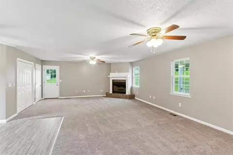 Living - 22 Jennifer Ln, Rydal, GA 30171 photo 4 of 9