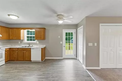 Entry Way - 22 Jennifer Ln, Rydal, GA 30171 photo 2 of 4