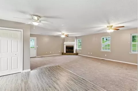 Living - 22 Jennifer Ln, Rydal, GA 30171 photo 6 of 9