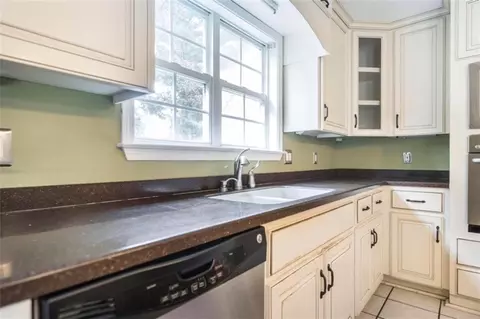 Kitchen - 151 Bateman Ln, Gray, GA 31032 photo 3 of 4