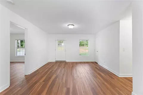 Living - 214 Cedar Dr, Commerce, GA 30529 photo 2 of 5