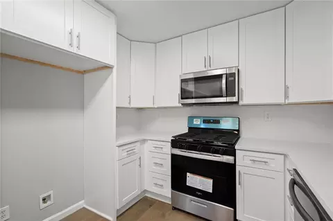 Kitchen - 208 Arbour Way, Suwanee, GA 30024 photo 3 of 3