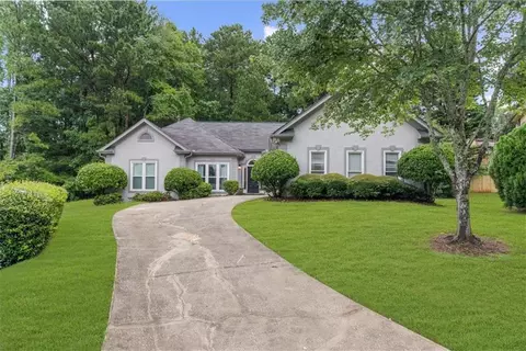 567 Shadow Oaks Dr, Stone Mountain, GA 30087