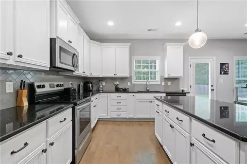 Kitchen - 105 E River Cane Run, Perry, GA 31069 photo 3 of 4