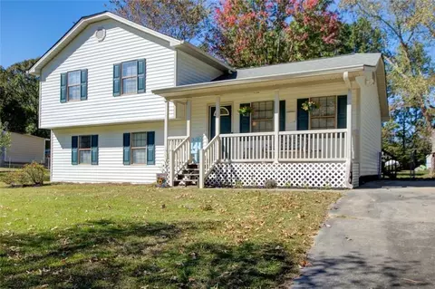 1370 Compton Woods Dr, Loganville, GA 30052