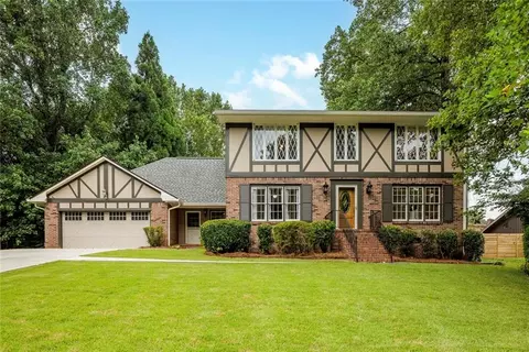 2211 Brendon Dr, Dunwoody, GA 30338