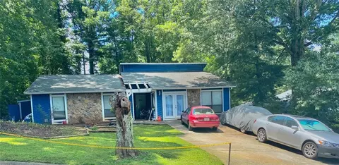 906 Park Forest Dr NW, Lilburn, GA 30047