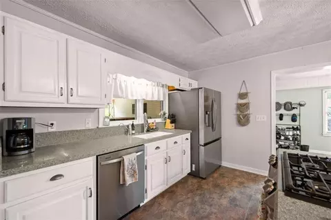 Kitchen - 2110 Prather Bridge Dr, Toccoa, GA 30577 photo 7 of 10