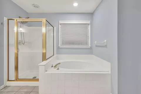 Bath - 6625 Eagle Pt, Suwanee, GA 30024 photo 3 of 6
