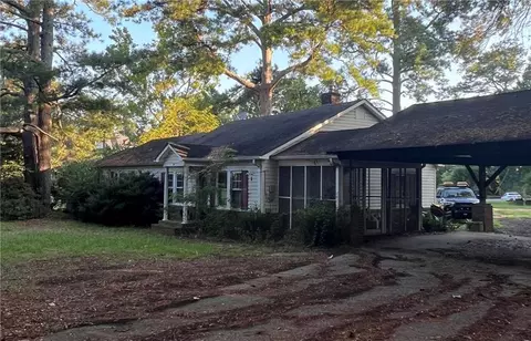 83 Woodstock Rd, Roswell, GA 30075