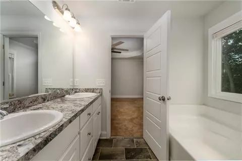 Bath - 5240 Sandy Cross Rd, Carnesville, GA 30521 photo 3 of 6