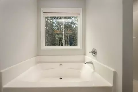 Bath - 5240 Sandy Cross Rd, Carnesville, GA 30521 photo 5 of 6
