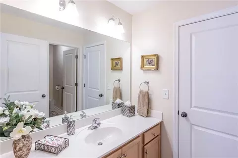 Bath - 445 Tuxedo Dr, Commerce, GA 30530 photo 2 of 4