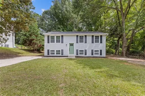 3352 Creekwood Dr, Rex, GA 30273