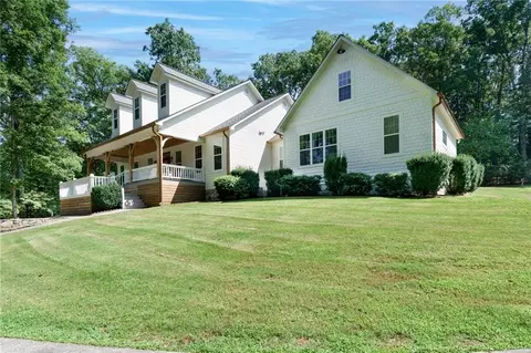 211 W Oakcrest Dr, Epworth, GA 30541