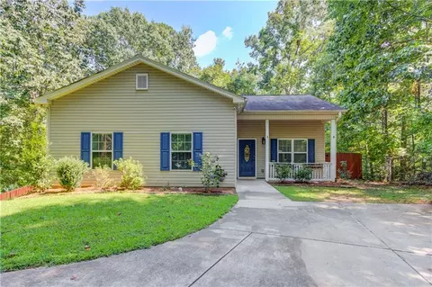 4319 Falcon Crest Dr, Flowery Branch, GA 30542