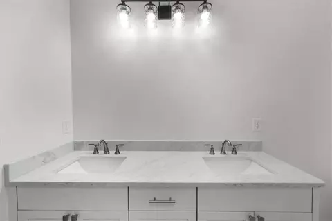 Bath - 225 Laurel Place Dr, Cornelia, GA 30531 photo 4 of 11
