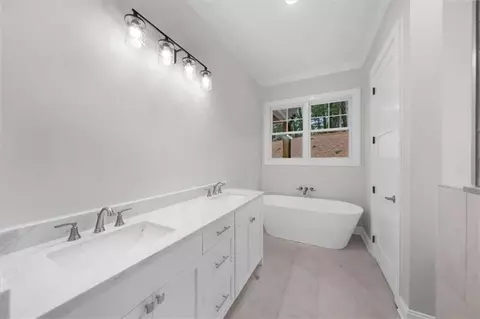 Bath - 225 Laurel Place Dr, Cornelia, GA 30531 photo 2 of 11