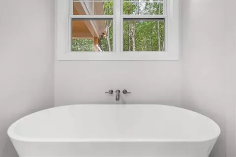 Bath - 225 Laurel Place Dr, Cornelia, GA 30531 photo 5 of 11
