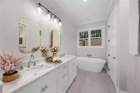 Bath - 225 Laurel Place Dr, Cornelia, GA 30531 photo 3 of 11