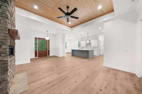 Living - 225 Laurel Place Dr, Cornelia, GA 30531 photo 6 of 7