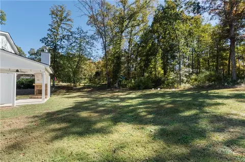 Exterior - 130 E Crestwood Rd, Tyrone, GA 30290 photo 7 of 10