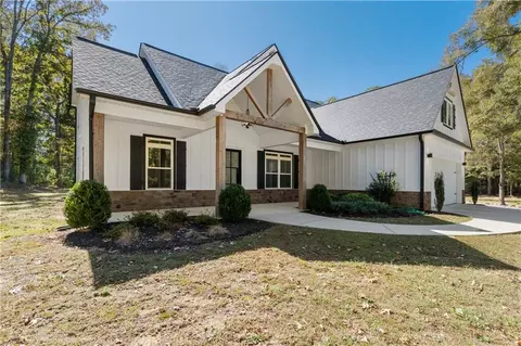 130 E Crestwood Rd, Tyrone, GA 30290