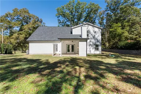 Exterior - 130 E Crestwood Rd, Tyrone, GA 30290 photo 4 of 10