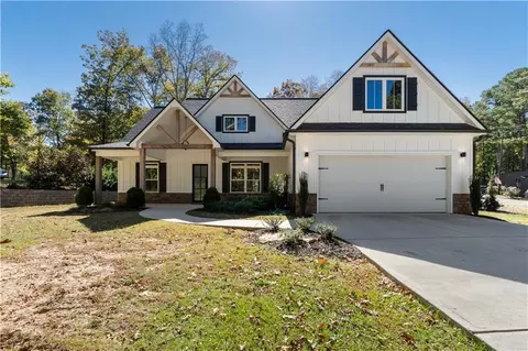Exterior - 130 E Crestwood Rd, Tyrone, GA 30290 photo 10 of 10