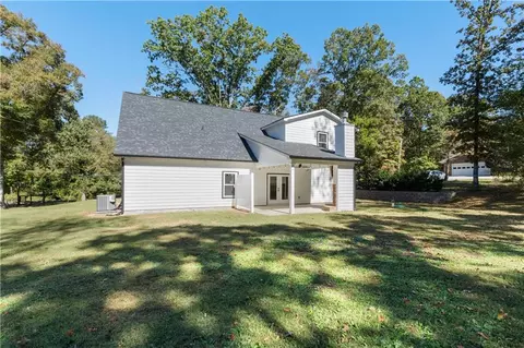 Exterior - 130 E Crestwood Rd, Tyrone, GA 30290 photo 6 of 10