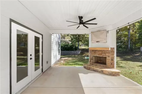 Exterior - 130 E Crestwood Rd, Tyrone, GA 30290 photo 3 of 10