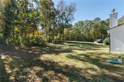 Exterior - 130 E Crestwood Rd, Tyrone, GA 30290 photo 8 of 10