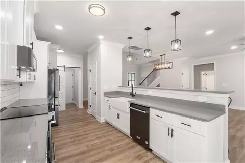 Entry Way - 130 E Crestwood Rd, Tyrone, GA 30290 photo 1 of 6
