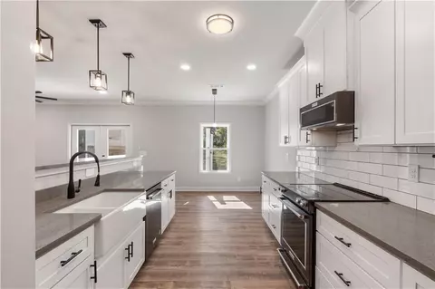Entry Way - 130 E Crestwood Rd, Tyrone, GA 30290 photo 2 of 6