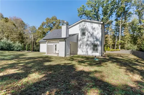Exterior - 130 E Crestwood Rd, Tyrone, GA 30290 photo 5 of 10