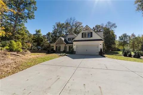 Exterior - 130 E Crestwood Rd, Tyrone, GA 30290 photo 9 of 10