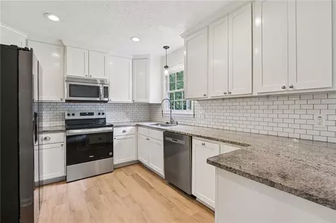 230 Oakridge Dr SE, Cartersville, GA 30121