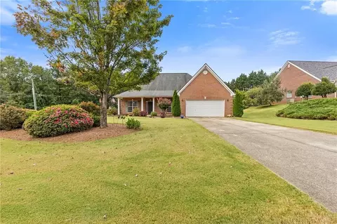1352 Beringer Dr, Hoschton, GA 30548