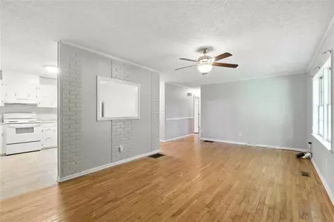 Living - 176 Laurel Ln, Demorest, GA 30535 photo 3 of 3