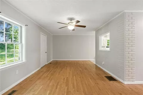 Living - 176 Laurel Ln, Demorest, GA 30535 photo 2 of 3