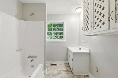 Bath - 176 Laurel Ln, Demorest, GA 30535 photo 2 of 3
