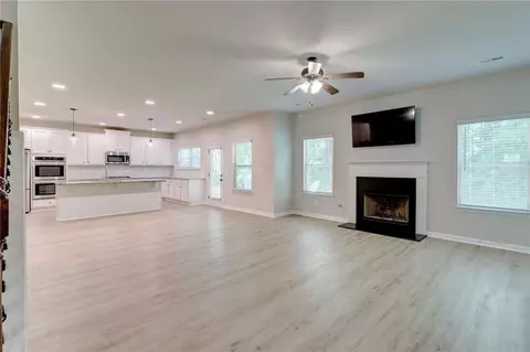 Living - 810 Relic Rdg, Hampton, GA 30228 photo 2 of 3