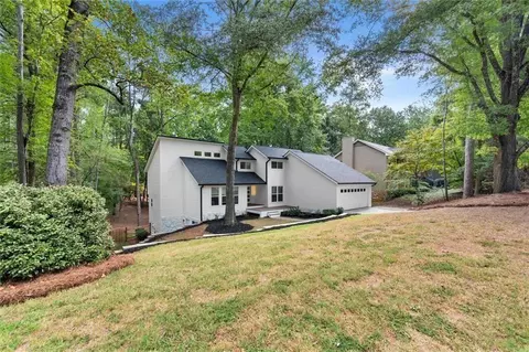 3040 Roxburgh Dr, Roswell, GA 30076